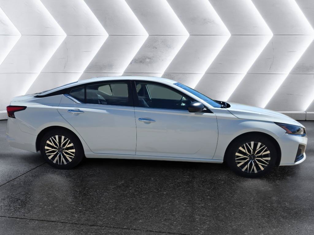 Used 2025 Nissan Altima 2.5 SV FWD image 4