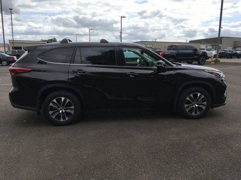 Used 2022 Toyota Highlander XLE AWD/4WD image 7