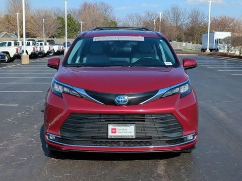 Certified 2024 Toyota Sienna XLE image 4