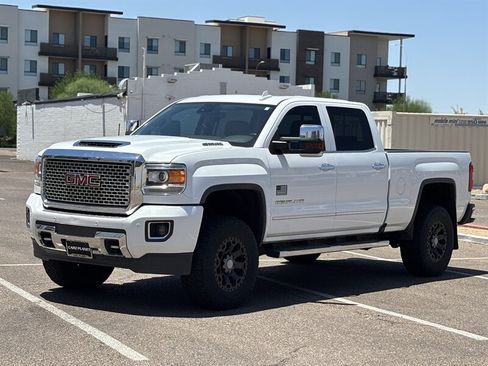 Used 2017 GMC Sierra 2500 Denali w/ Duramax Plus Package AWD/4WD image 11