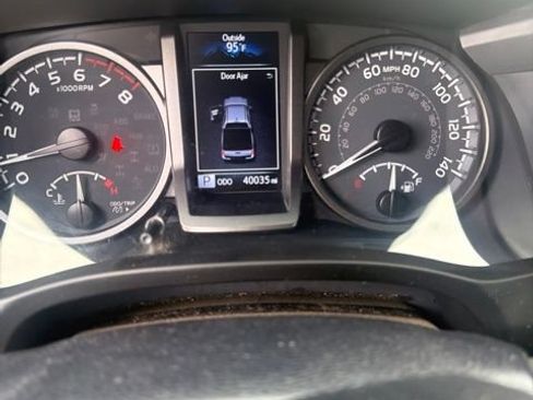 Used 2022 Toyota Tacoma TRD Off-Road AWD/4WD image 15
