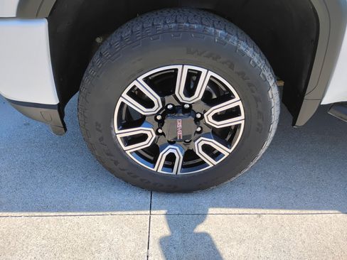 Used 2022 GMC Sierra 2500 AT4 w/ AT4 Preferred Package AWD/4WD image 32