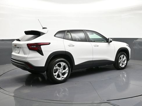 Certified 2025 Chevrolet Trax LS w/ LS Convenience Package FWD image 5
