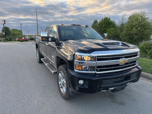 Used 2018 Chevrolet Silverado 2500 High Country w/ Duramax Plus Package AWD/4WD image 2