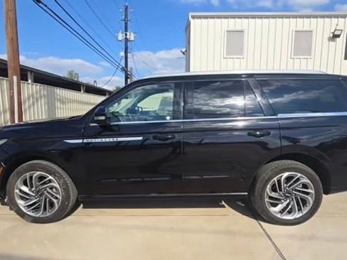 Used 2025 Lincoln Navigator Reserve image 2