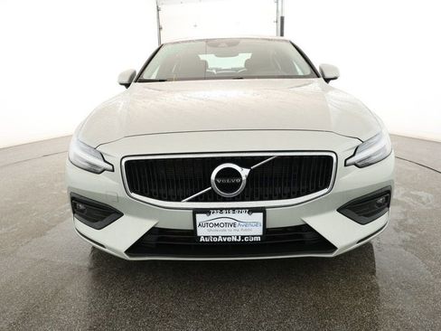 Used 2021 Volvo S60 T6 Momentum image 2
