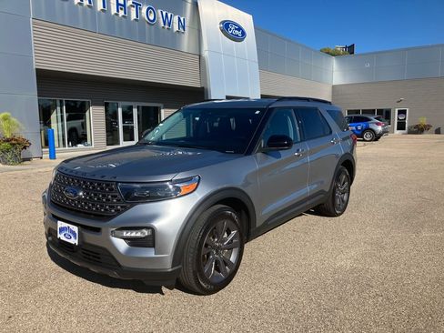 Used 2024 Ford Explorer XLT w/ Equipment Group 202A AWD/4WD image 2