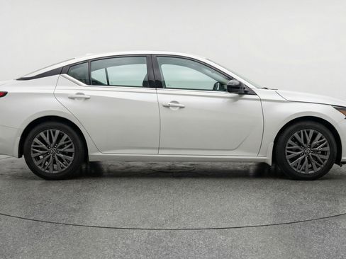 Used 2025 Nissan Altima 2.5 SV FWD image 11
