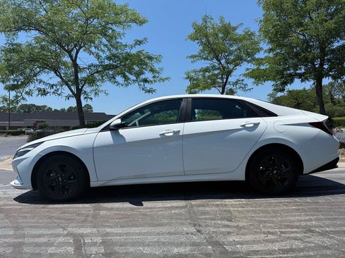 Used 2022 Hyundai Elantra SEL FWD image 2