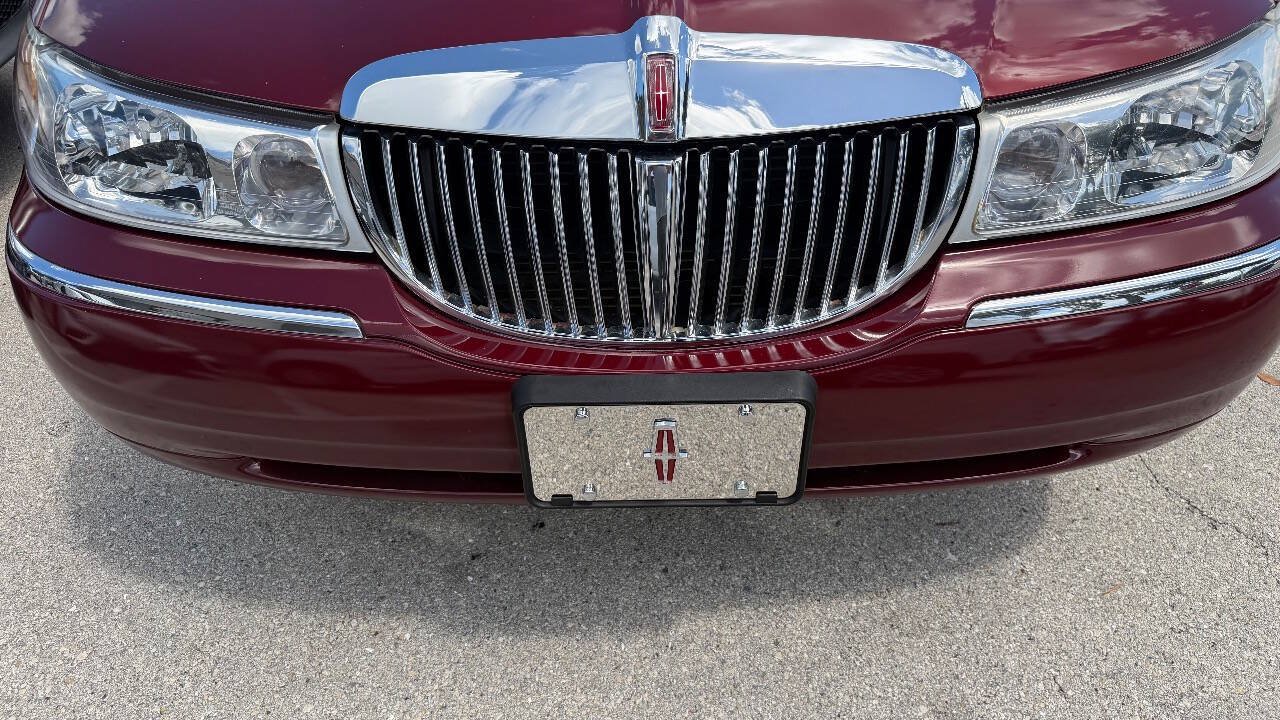 Used 1999 Lincoln Town Car Signature RWD image 9