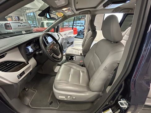 Used 2019 Toyota Sienna XLE w/ XLE Navigation Package FWD image 59