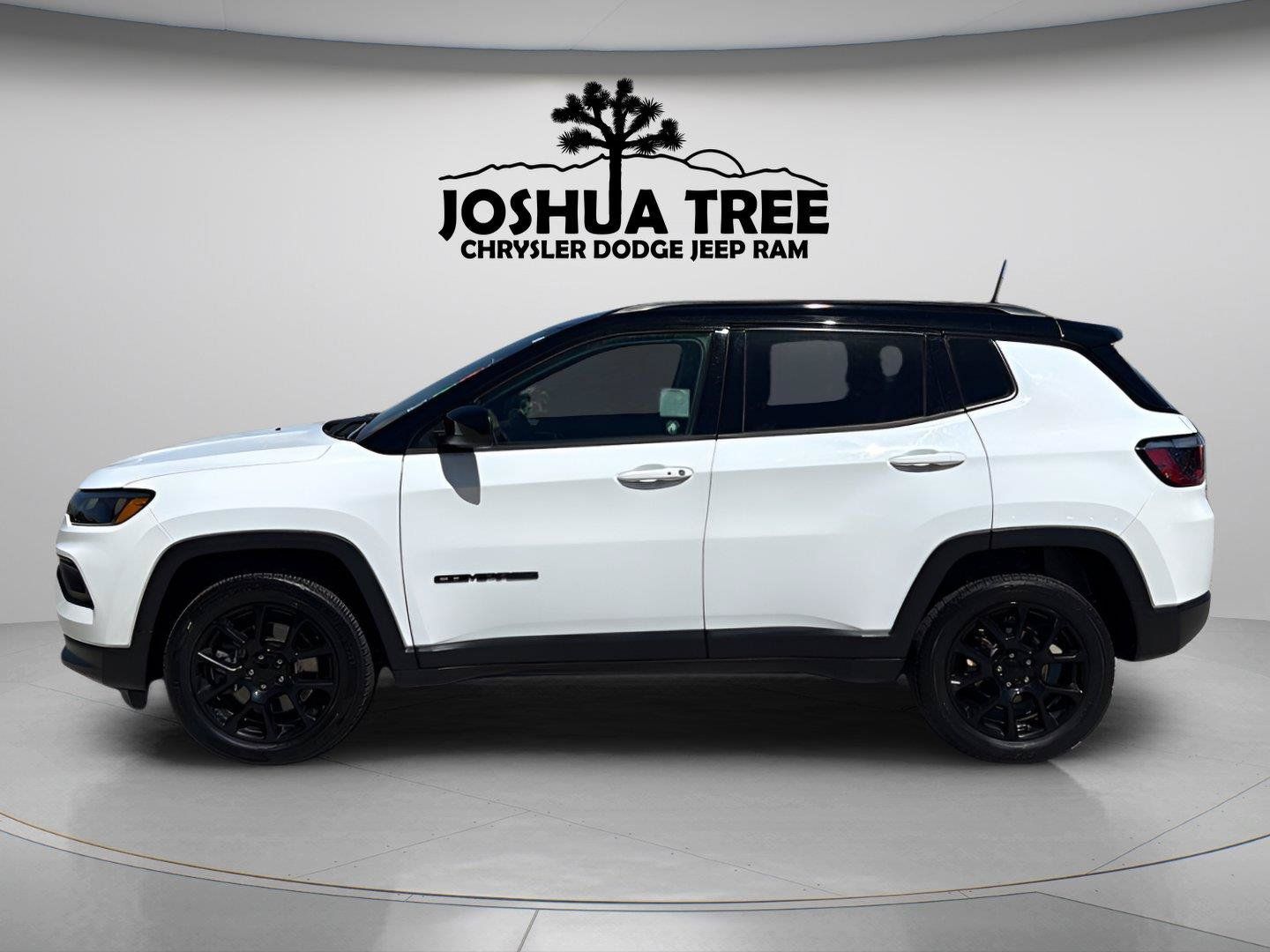 Used 2023 Jeep Compass Latitude AWD/4WD image 4