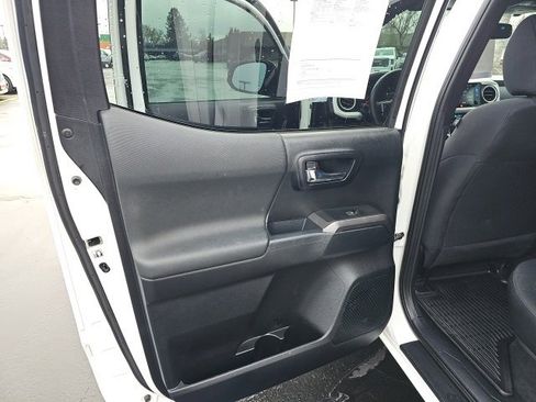 Used 2016 Toyota Tacoma TRD Sport image 6