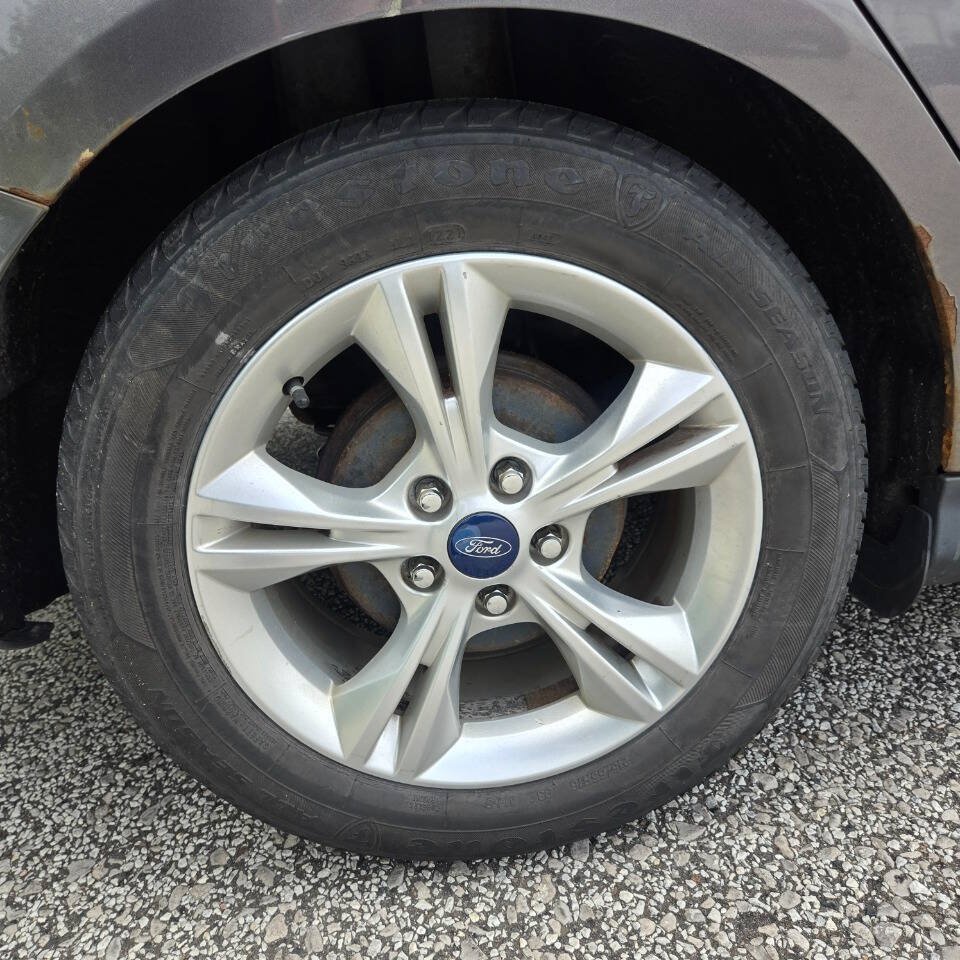 Used 2014 Ford Focus SE w/ SE Winter Package FWD image 17