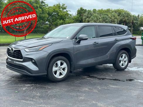 Used 2024 Toyota Highlander LE AWD/4WD image 2