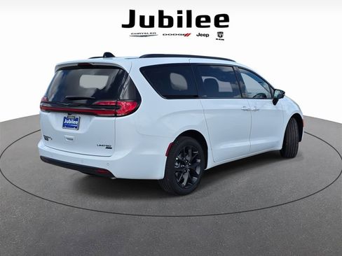 New 2026 Chrysler Pacifica Limited w/ Uconnect Theater Family Group image 5