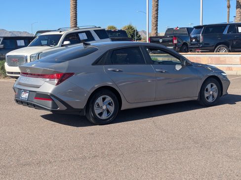 Certified 2024 Hyundai Elantra SE image 3