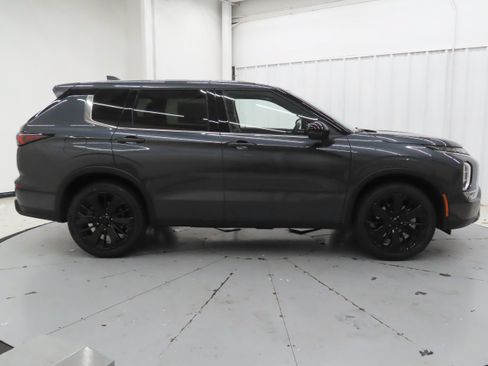 New 2026 Mitsubishi Outlander LE FWD image 2