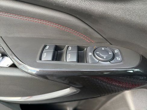 Used 2024 Chevrolet Trax RS w/ Sunroof Package image 18