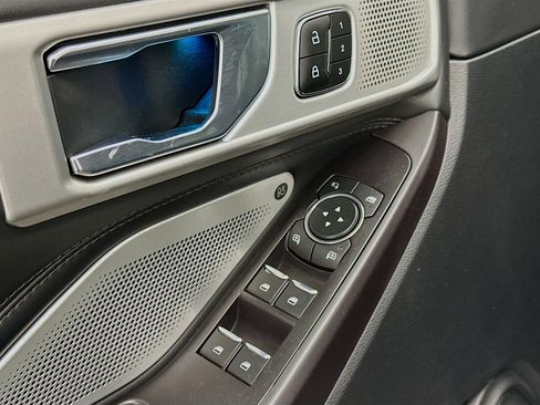 Used 2020 Ford Explorer Platinum w/ Premium Technology Package image 15