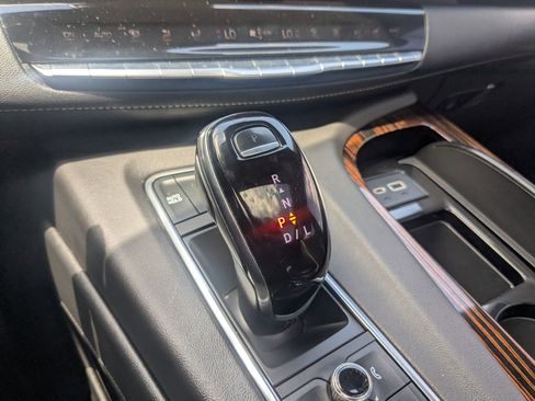 Used 2021 Cadillac Escalade Premium Luxury AWD/4WD image 19