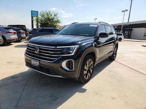 Used 2024 Volkswagen Atlas SE w/ Black Wheel Package FWD image 3