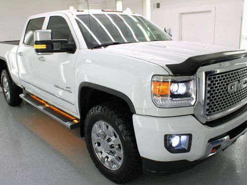 Used 2016 GMC Sierra 2500 Denali w/ Duramax Plus Package AWD/4WD image 11