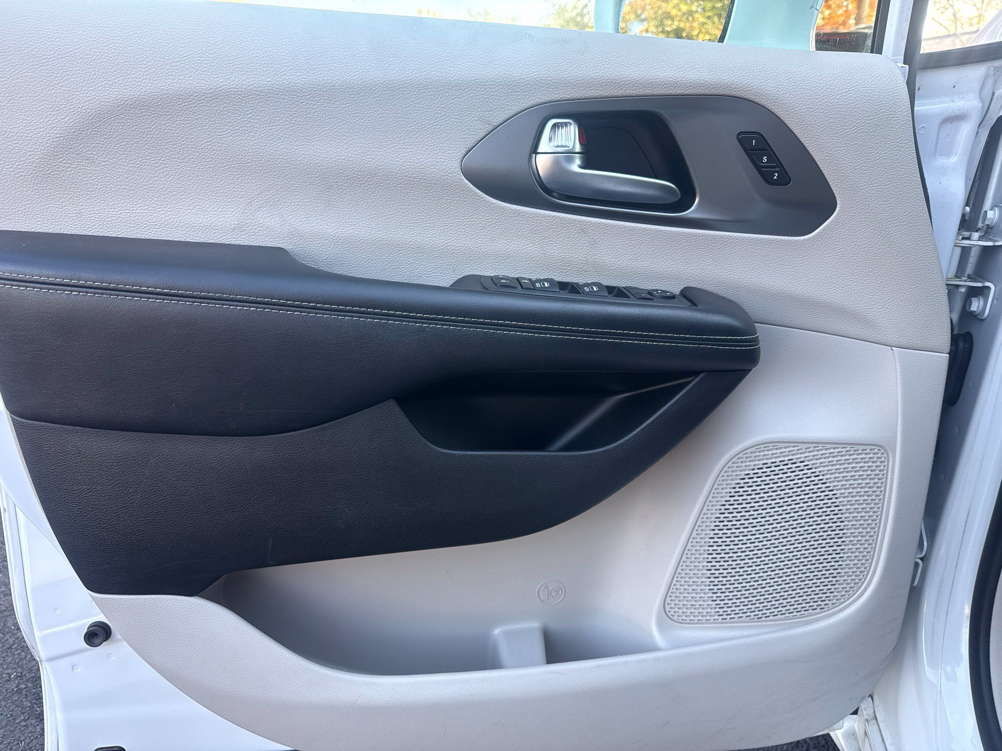 Used 2022 Chrysler Pacifica Touring-L w/ Uconnect Theater Family Group FWD image 10