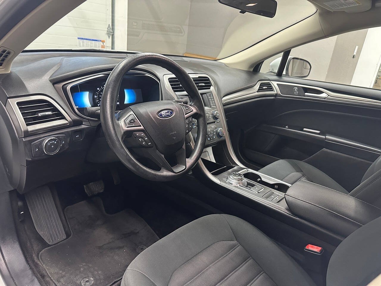 Used 2017 Ford Fusion SE FWD image 13