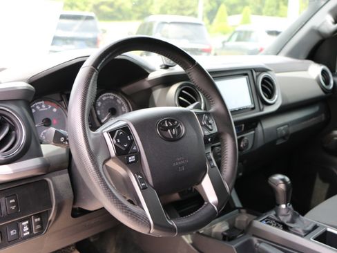 Used 2021 Toyota Tacoma TRD Off-Road w/ Technology Package AWD/4WD image 17