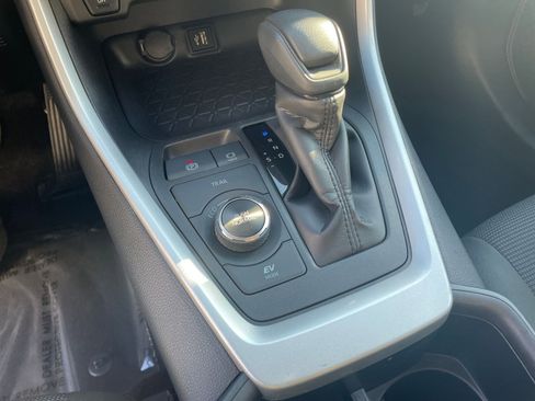 Used 2025 Toyota RAV4 LE image 41