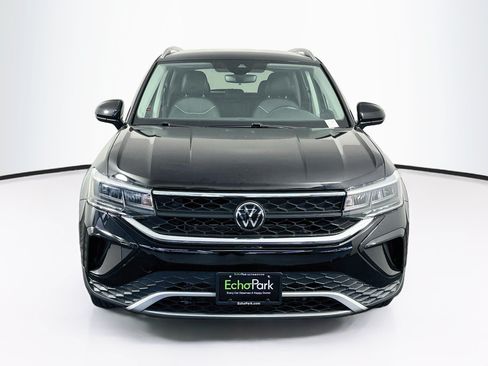 Used 2023 Volkswagen Taos SE FWD image 2