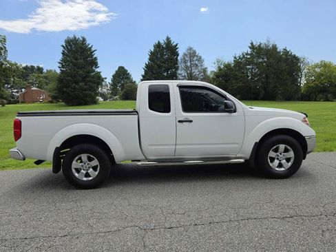 Used 2009 Nissan Frontier SE w/ SE Value Truck Pkg AWD/4WD image 5
