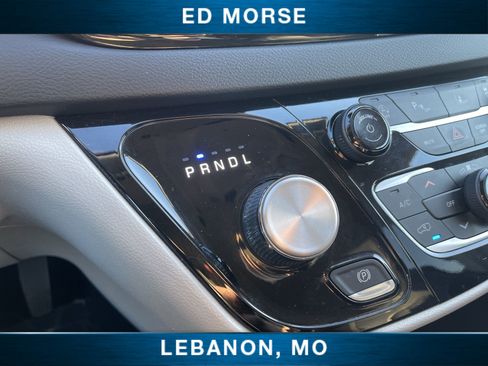 Used 2023 Chrysler Pacifica Touring-L image 15