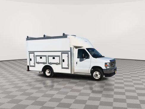 Certified 2024 Ford E-350 and Econoline 350 Super Duty w/ Power Windows & Locks Group image 34
