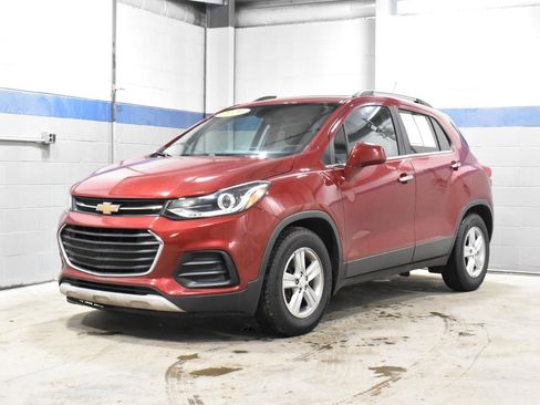Used 2020 Chevrolet Trax LT w/ Sun & Sound Package image 2