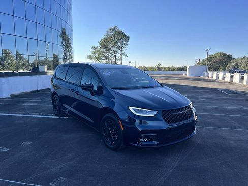 Used 2023 Chrysler Pacifica Touring-L w/ S Appearance Package image 9