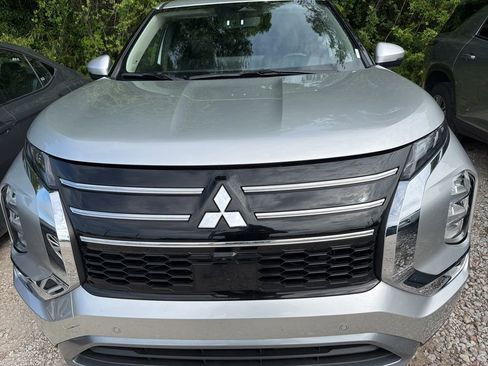 Used 2025 Mitsubishi Outlander SE FWD image 2