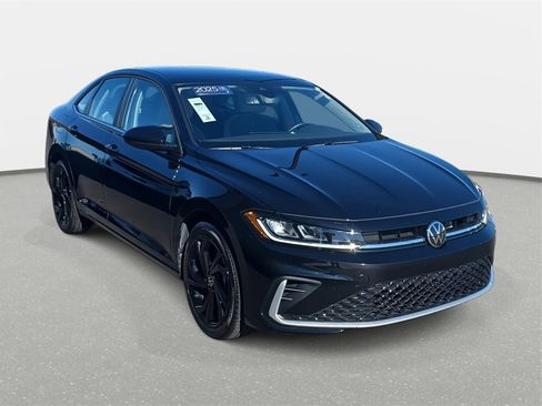 Certified 2025 Volkswagen Jetta SE image 3