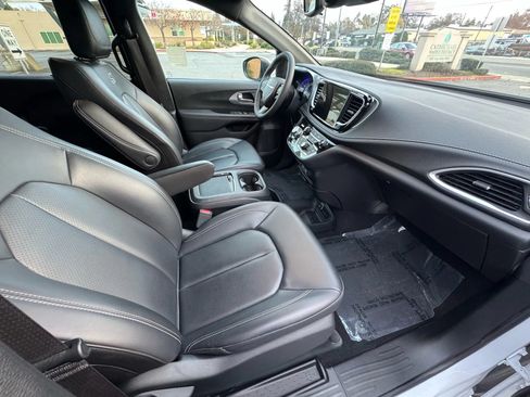 Used 2023 Chrysler Pacifica Touring-L w/ S Appearance Package FWD image 12