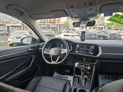Used 2022 Volkswagen Jetta SE FWD image 16