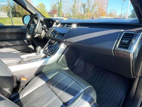Used 2019 Land Rover Range Rover Sport SE image 9