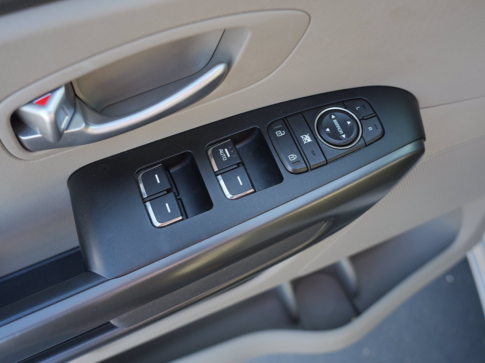 Used 2018 Kia Sedona L FWD image 17