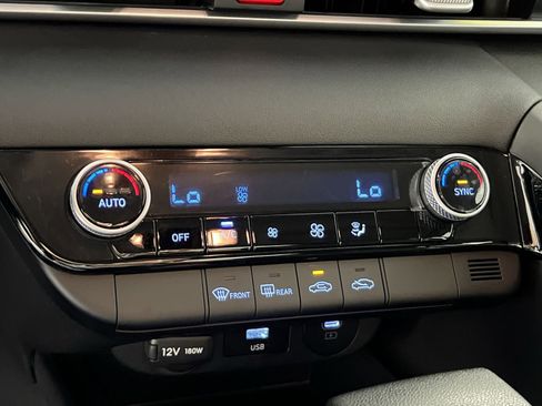 Used 2025 Hyundai Elantra Blue image 21