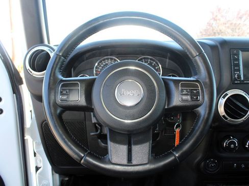 Used 2017 Jeep Wrangler Unlimited Sahara image 10