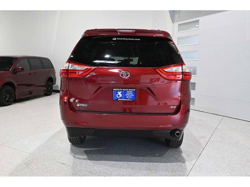 Used 2015 Toyota Sienna XLE w/ XLE Navigation Package FWD image 7