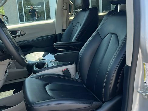 Used 2024 Chrysler Pacifica Touring-L FWD image 10