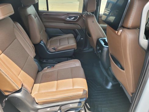 Used 2023 Chevrolet Suburban High Country w/ Premium Package AWD/4WD image 15