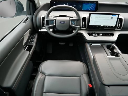 Used 2025 Ford Expedition Active AWD/4WD image 13