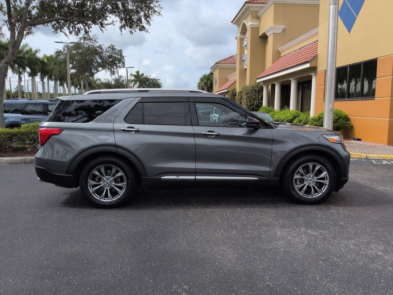 Used 2021 Ford Explorer Limited w/ Equipment Group 301A RWD image 3